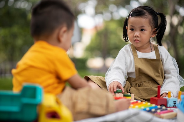 Kostenloses Foto full shot kinder spielen im freien