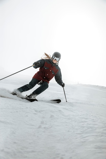 Kostenloses Foto full shot smiley frau skifahren im freien