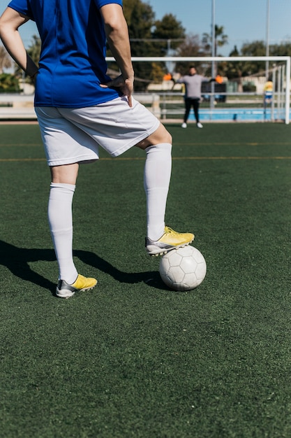 Kostenloses Foto fußballspieler, der in richtung des ziels blickt