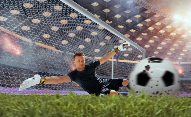 Kostenloses Foto fußballspieler in aktion im profistadion