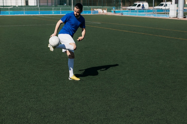 Kostenloses Foto fußballspielertraining