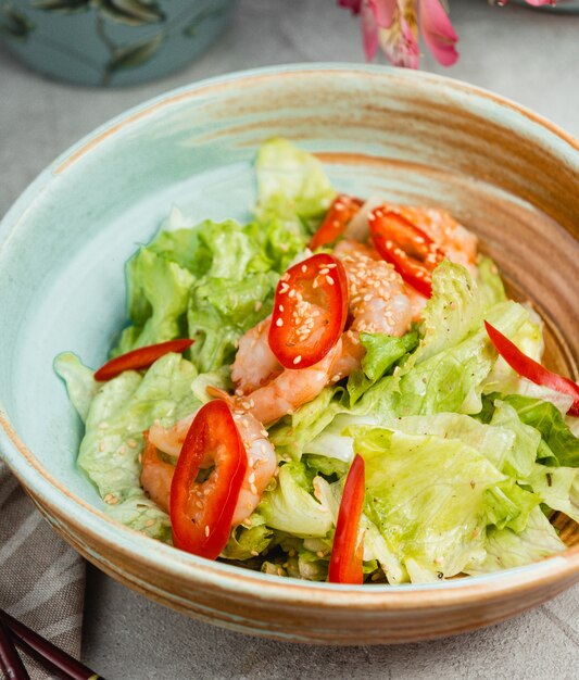 Garnelengemüsesalat in einer runden Platte