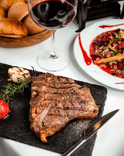 Kostenloses Foto gebratenes stück steak auf dem tisch