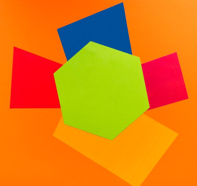 Geometrische Formen auf orangefarbenen Hintergrund