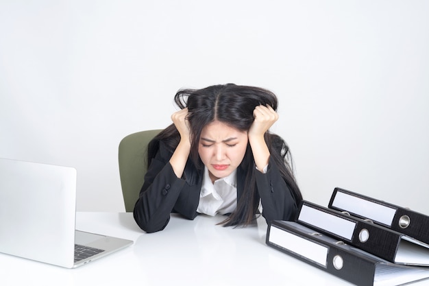 Kostenloses Foto geschäftsfrau wird von der arbeit betont