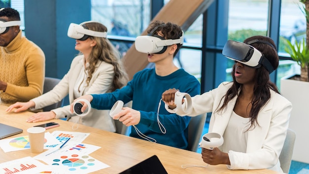 Geschäftskonferenz in VR in einem Büro