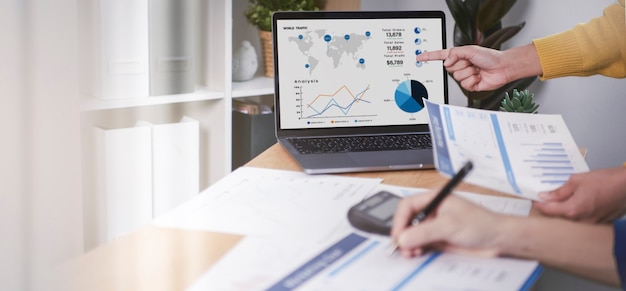 Kostenloses Foto geschäftsleute treffen plananalysediagramm unternehmensfinanzstrategie