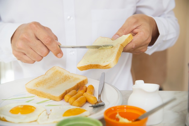 Kostenloses Foto geschäftsmann essen das amerikanische frühstück, das in einem hotel eingestellt wird