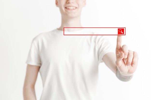 Kostenloses Foto geschäftsmannfinger, der leere suchleiste berührt, modernes geschäftshintergrundkonzept - kann zum einfügen von text oder von bildern verwendet werden.