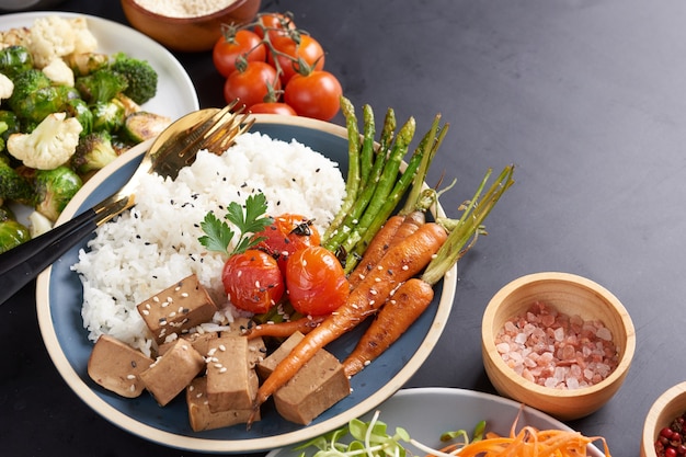 Kostenloses Foto gesunde bio-tofu und reis buddha bowl mit gemüse.