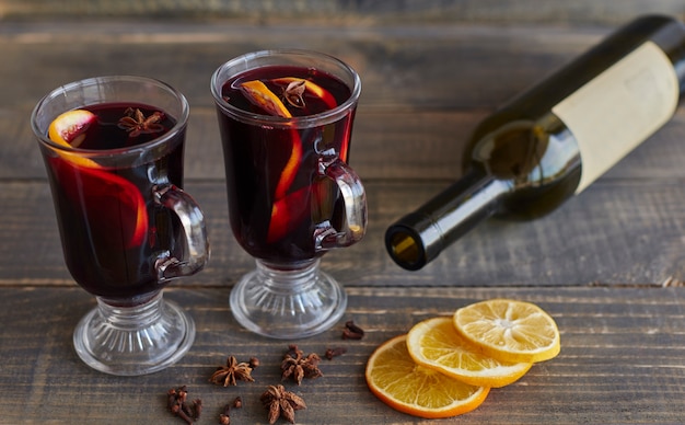 Kostenloses Foto gläser glühwein zu weihnachten