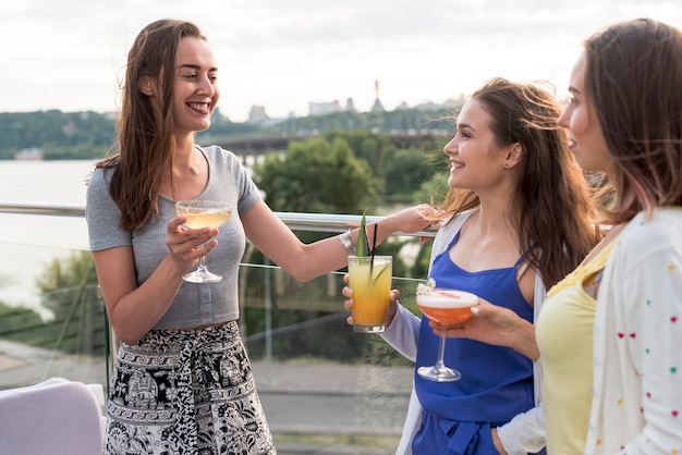 Kostenloses Foto glückliche frauen, die ein gespräch an einer party haben