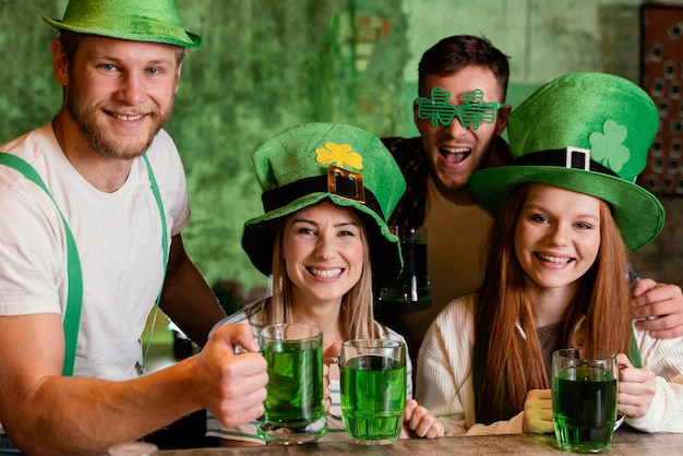 Kostenloses Foto glückliche freunde feiern zusammen st. patricks tag