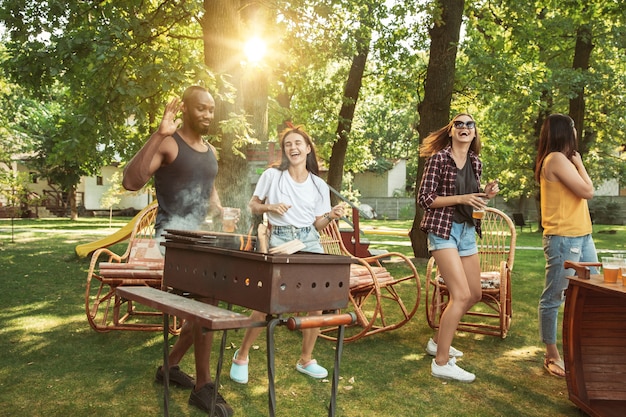 Kostenloses Foto glückliche freunde haben bier und grillparty am sonnigen tag