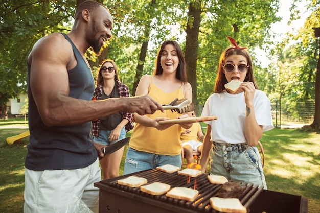 Kostenloses Foto glückliche freunde haben bier und grillparty am sonnigen tag