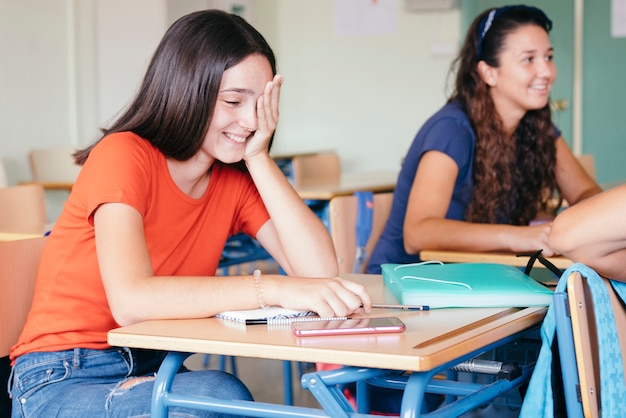 Kostenloses Foto glückliche klassenkameraden lachen