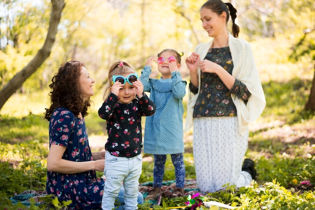 Kostenloses Foto glückliche mütter mit kindern in der natur