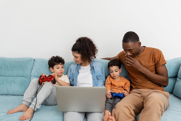 Glückliche schwarze Familie, die eine Show auf Laptop sieht