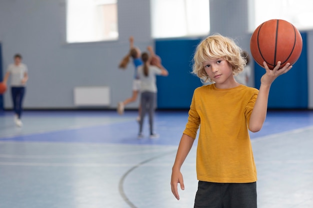 Kostenloses Foto glückliches kind, das seinen sportunterricht genießt