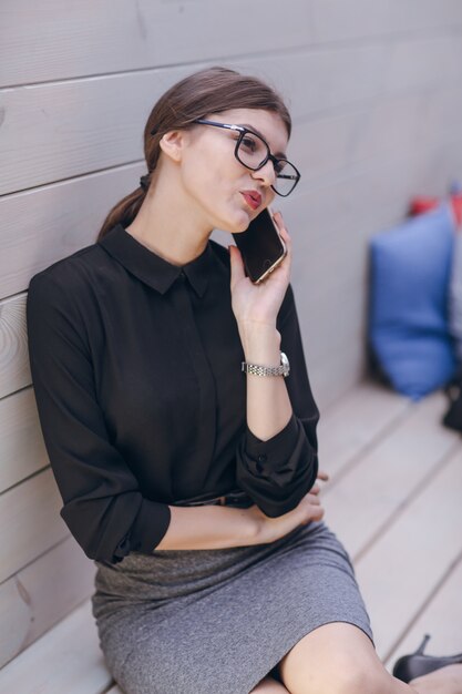 Glückliches Telefon städtischen Betrieb Kaffee