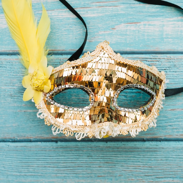 Goldene Maske mit Pailletten und Feder