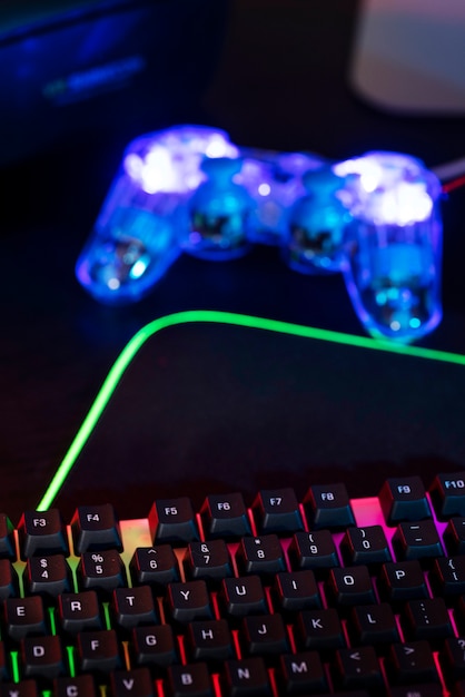 Kostenloses Foto gradientenansicht eines beleuchteten neon-gaming-schreibtischs mit tastatur