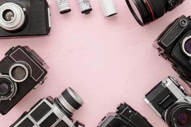 Kostenlose Foto grenze von kameras und film auf rosa hintergrund