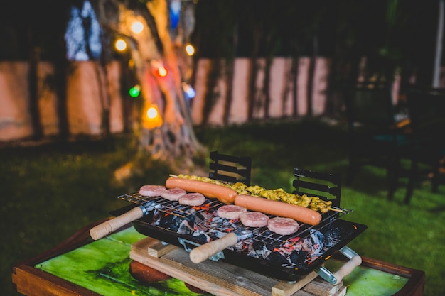 Kostenloses Foto grillen von fleisch im grill