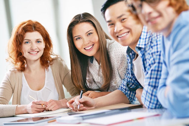 Kostenloses Foto gruppe glückliche schüler vorbereitung auf die prüfung