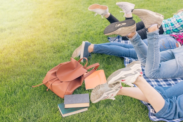 Kostenloses Foto gruppe junge studenten, die im park lernen