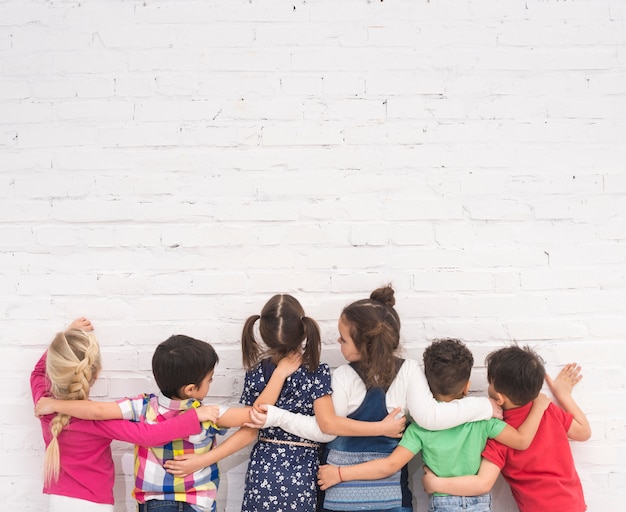 Kostenloses Foto gruppe von kindern von hinten