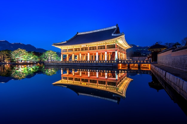 Kostenloses Foto gyeongbokgung-palast in der nacht in seoul, korea.