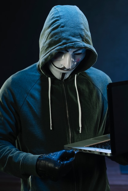 Kostenloses Foto hacker mit anonymer maske