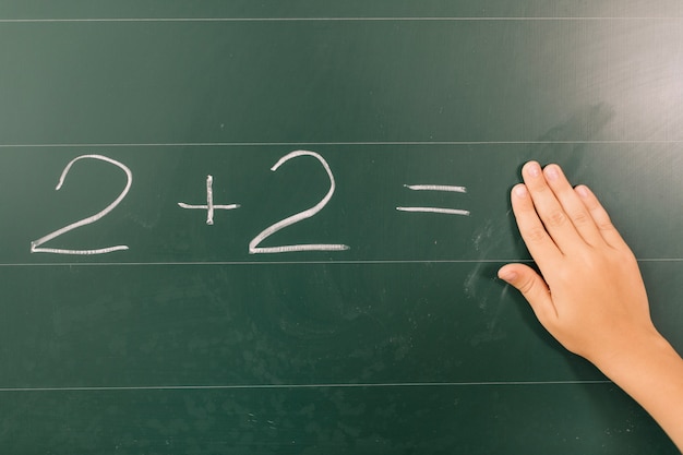 Hand des Schülers in Mathe-Klasse