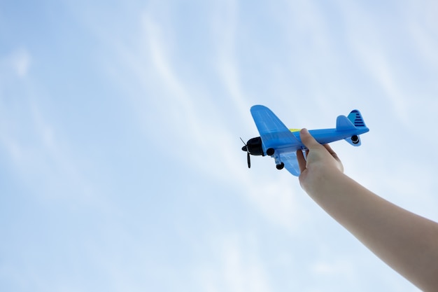 Kostenloses Foto hand spielen mit spielzeug flugzeug