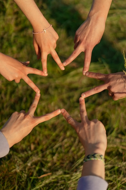 Kostenloses Foto handgesten aus einem hohen winkel symbolisieren freundschaft