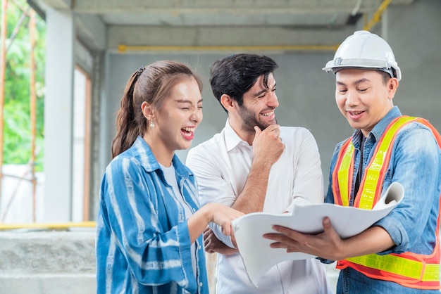 Happiness-Site-Inspection-Ingenieur und asiatische Klientin beiläufiges Treffen zu Hause Renovierung Site Struktur Standort Hintergrund