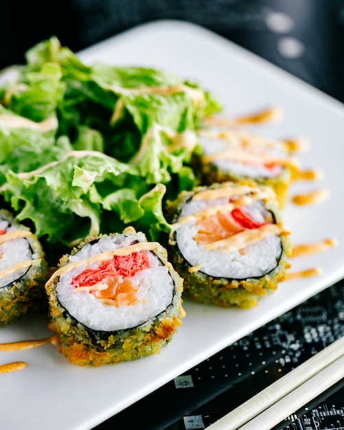 Kostenloses Foto heiße sushi-rollen mit lachs und ingwer, garniert mit würziger mayonnaise