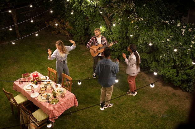 Kostenloses Foto high-angle-freunde, die mit musik feiern