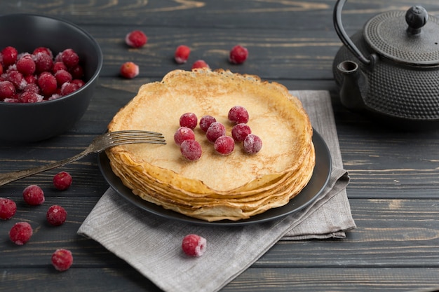 Kostenlose Foto high angle pfannkuchen mit früchten