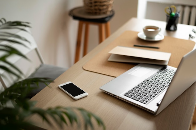 Kostenloses Foto hochwinkelige schreibtischanordnung mit laptop