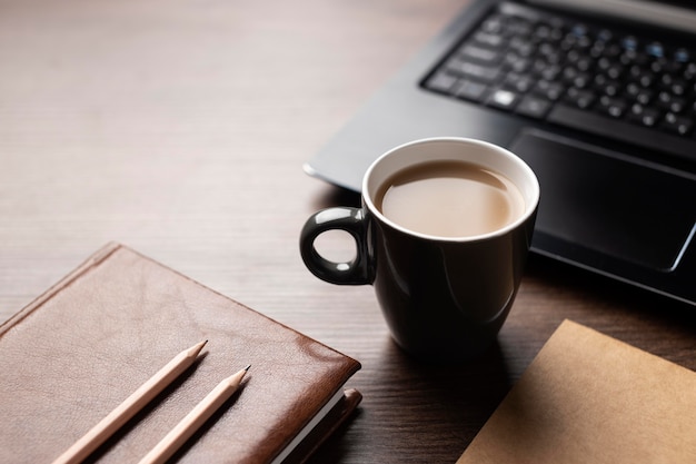 Hochwinkeliges Schreibtischarrangement mit Kaffee