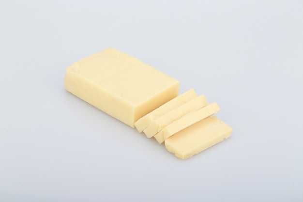 Kostenloses Foto hoher winkelschuss eines stücks butter lokalisiert auf einem weißen hintergrund