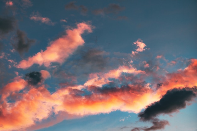 Hoher Wolkenwinkel während der goldenen Stunde