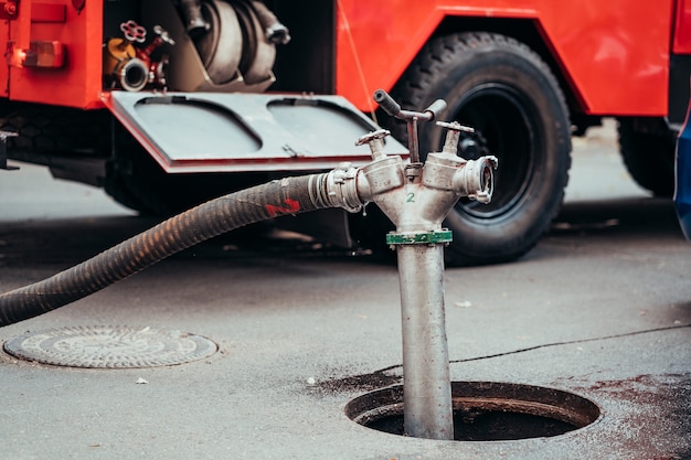 Kostenloses Foto hydrant im einsatz während eines strukturbrands