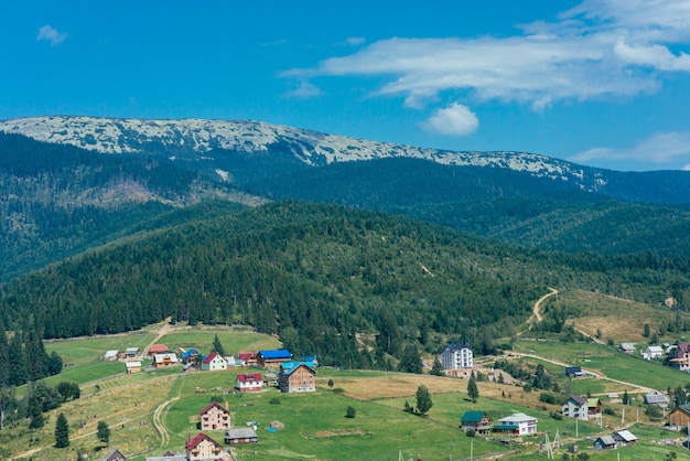 Kostenloses Foto idyllische berglandschaft in den alpen mit wiesen und häusern