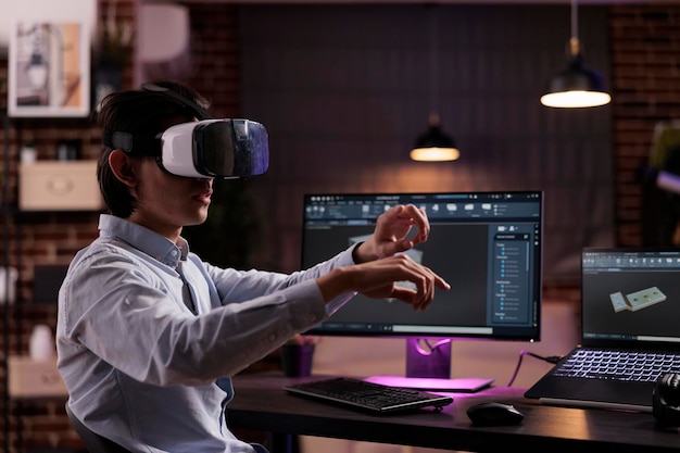 Kostenloses Foto industrietechniker engineering machine product, arbeitet mit vr-brille und cad-software auf dem monitor. entwicklung von motorkomponenten mit virtual-reality-brille für die industrielle fertigung.