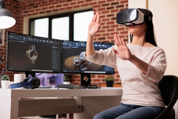 Kostenloses Foto ingenieur, der eine vr-brille verwendet, um zahnradprodukte mit virtual-reality-technologie und cad-software auf dem computer herzustellen. techniker engineering industriemaschinen turbine mit interaktivem headset.