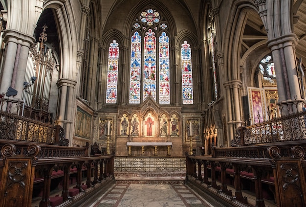 Kostenloses Foto innenansicht einer kirche mit religiösen ikonen an den wänden und fenstern