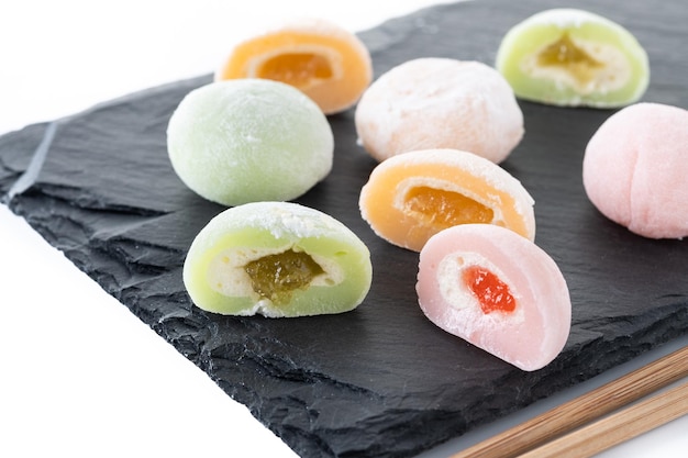 Kostenlose Foto japanische bunte mochi isoliert auf weißem hintergrund